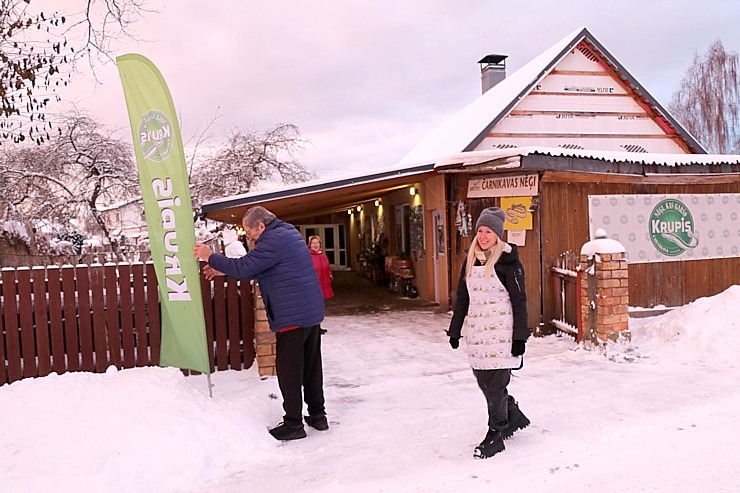 Travelnews.lv apmeklē nēģu cepēju «Krupis» Carnikavā un izbauda karstus nēģus 347320