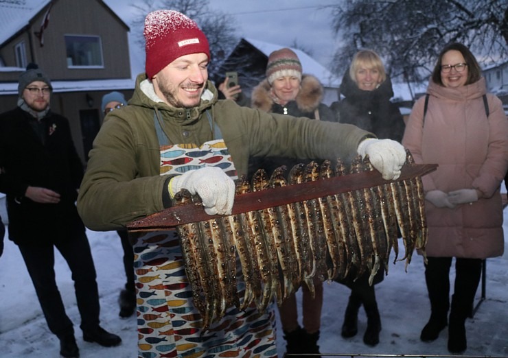 Travelnews.lv apmeklē nēģu cepēju «Krupis» Carnikavā un izbauda karstus nēģus 347331