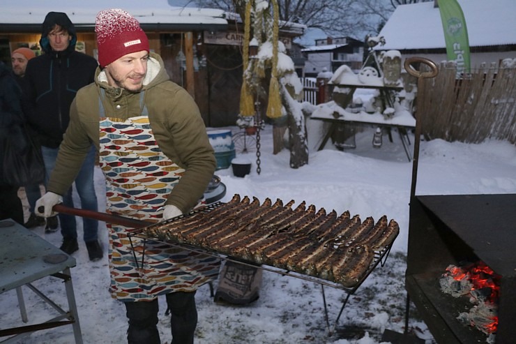 Travelnews.lv apmeklē nēģu cepēju «Krupis» Carnikavā un izbauda karstus nēģus 347333