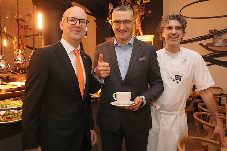 Auto noma «Sixt Latvija» kopā ar šefpavāru Mārtiņu Sirmo rīko Ziemassvētku pateicības brokastis sadarbības partneriem Auto noma «Sixt Latvija» kopā ar šefpavāru Mārtiņu Sirmo rīko Ziemassvētku pateicības brokastis sadarbības partneriem 348357
