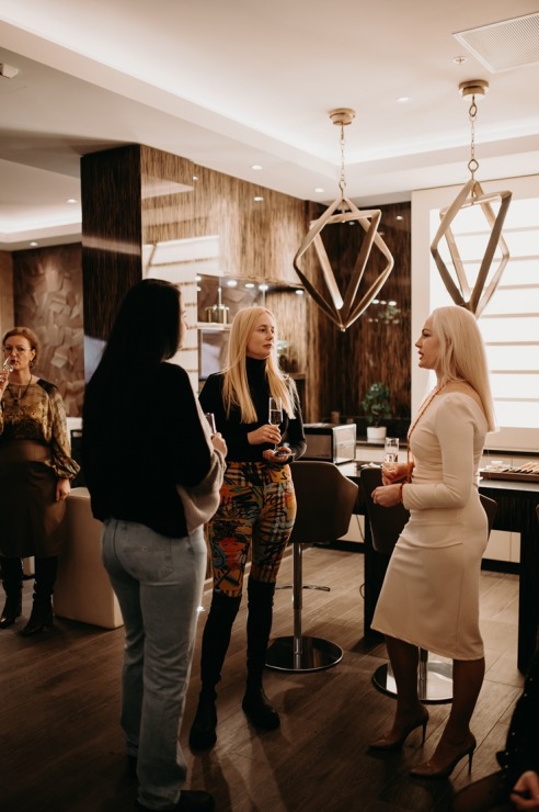 Vecrīgas «Grand Hotel Kempinski Riga» atklāj ekskluzīvo Dzintara terapijas SPA rituālu. Foto: Kempinski.com Vecrīgas «Grand Hotel Kempinski Riga» atklāj ekskluzīvo Dzintara terapijas SPA rituālu. Foto: Kempinski.com 349946