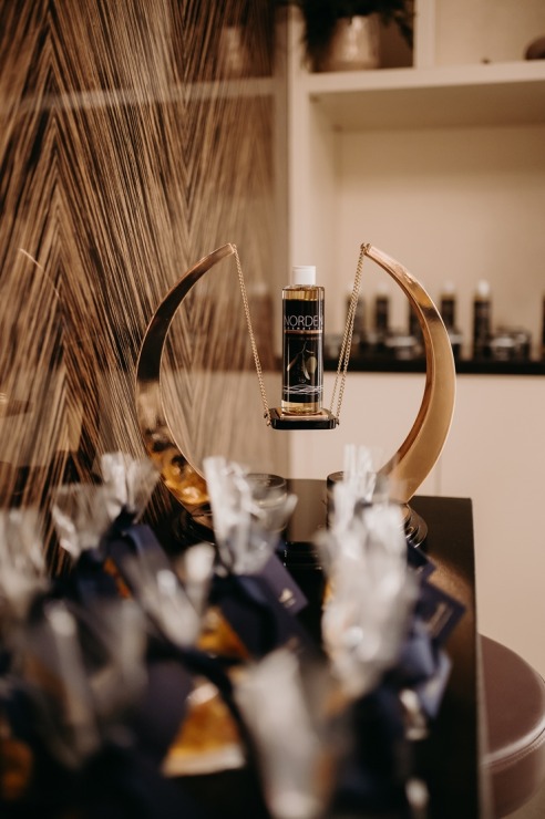Vecrīgas «Grand Hotel Kempinski Riga» atklāj ekskluzīvo Dzintara terapijas SPA rituālu. Foto: Kempinski.com Vecrīgas «Grand Hotel Kempinski Riga» atklāj ekskluzīvo Dzintara terapijas SPA rituālu. Foto: Kempinski.com 349947