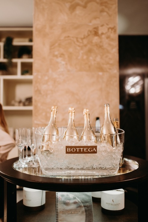 Vecrīgas «Grand Hotel Kempinski Riga» atklāj ekskluzīvo Dzintara terapijas SPA rituālu. Foto: Kempinski.com Vecrīgas «Grand Hotel Kempinski Riga» atklāj ekskluzīvo Dzintara terapijas SPA rituālu. Foto: Kempinski.com 349937