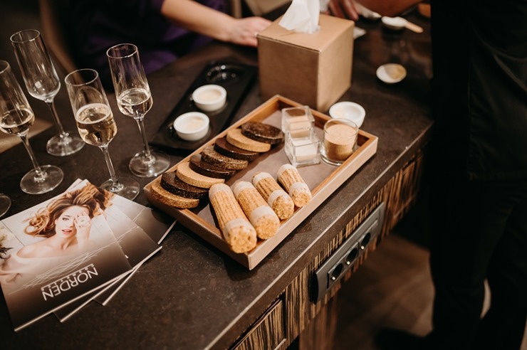 Vecrīgas «Grand Hotel Kempinski Riga» atklāj ekskluzīvo Dzintara terapijas SPA rituālu. Foto: Kempinski.com Vecrīgas «Grand Hotel Kempinski Riga» atklāj ekskluzīvo Dzintara terapijas SPA rituālu. Foto: Kempinski.com 349975