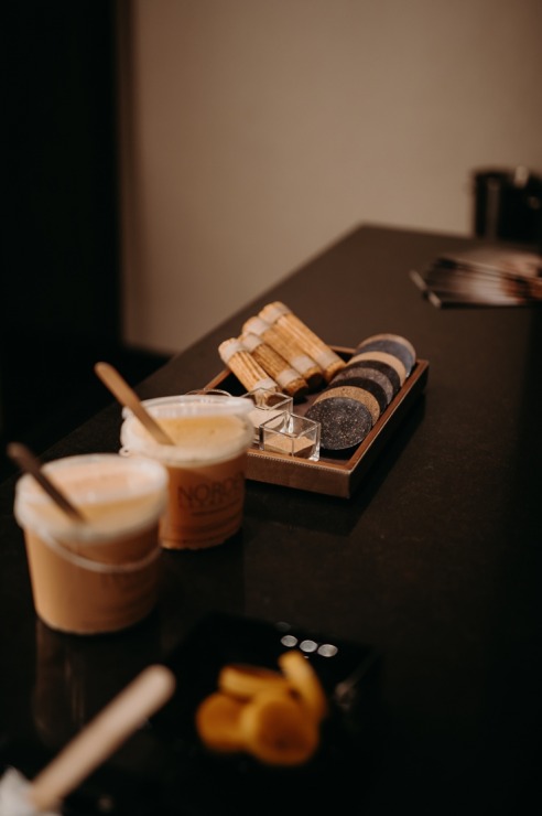 Vecrīgas «Grand Hotel Kempinski Riga» atklāj ekskluzīvo Dzintara terapijas SPA rituālu. Foto: Kempinski.com Vecrīgas «Grand Hotel Kempinski Riga» atklāj ekskluzīvo Dzintara terapijas SPA rituālu. Foto: Kempinski.com 349941