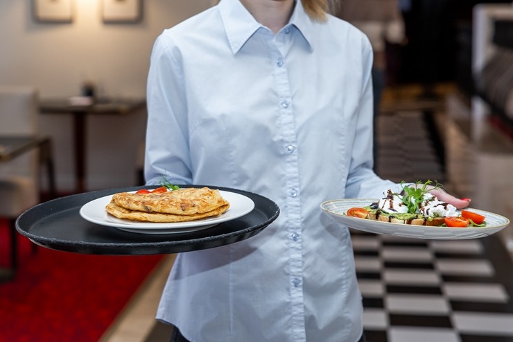 Tagad drošas agra rīta brokastis ir garantētas ar aplikācijas «Eatinhotels.lv» palīdzību. Foto: Eatinhotels.lv Tagad drošas agra rīta brokastis ir garantētas ar aplikācijas «Eatinhotels.lv» palīdzību. Foto: Eatinhotels.lv 350026