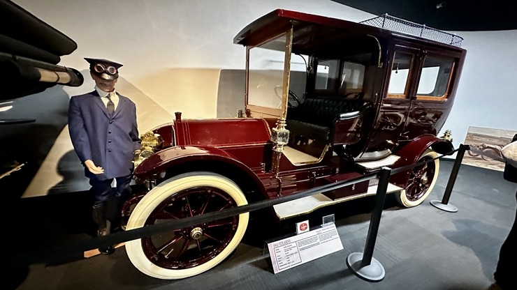 Iepazīstam ASV Nacionālais automobiļu muzeja eksponātus no Viljama F. Hara kolekcijas Nevadas štatā. Foto: Jānis Putniņš Iepazīstam ASV Nacionālais automobiļu muzeja eksponātus no Viljama F. Hara kolekcijas Nevadas štatā. Foto: Jānis Putniņš 350941