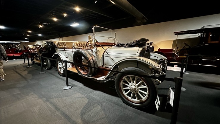 Iepazīstam ASV Nacionālais automobiļu muzeja eksponātus no Viljama F. Hara kolekcijas Nevadas štatā. Foto: Jānis Putniņš Iepazīstam ASV Nacionālais automobiļu muzeja eksponātus no Viljama F. Hara kolekcijas Nevadas štatā. Foto: Jānis Putniņš 350945