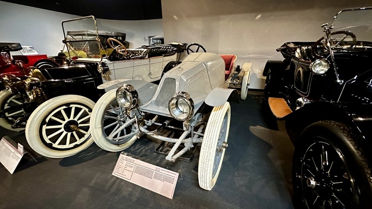 Iepazīstam ASV Nacionālais automobiļu muzeja eksponātus no Viljama F. Hara kolekcijas Nevadas štatā. Foto: Jānis Putniņš Iepazīstam ASV Nacionālais automobiļu muzeja eksponātus no Viljama F. Hara kolekcijas Nevadas štatā. Foto: Jānis Putniņš 350946