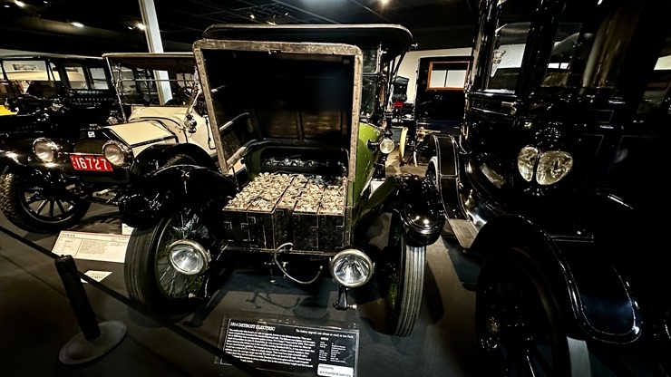 Iepazīstam ASV Nacionālais automobiļu muzeja eksponātus no Viljama F. Hara kolekcijas Nevadas štatā. Foto: Jānis Putniņš Iepazīstam ASV Nacionālais automobiļu muzeja eksponātus no Viljama F. Hara kolekcijas Nevadas štatā. Foto: Jānis Putniņš 350953