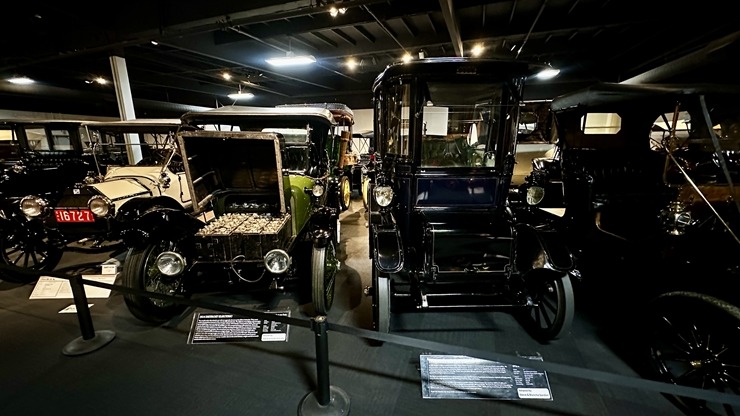 Iepazīstam ASV Nacionālais automobiļu muzeja eksponātus no Viljama F. Hara kolekcijas Nevadas štatā. Foto: Jānis Putniņš Iepazīstam ASV Nacionālais automobiļu muzeja eksponātus no Viljama F. Hara kolekcijas Nevadas štatā. Foto: Jānis Putniņš 350955