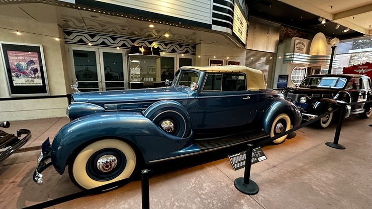 Iepazīstam ASV Nacionālais automobiļu muzeja eksponātus no Viljama F. Hara kolekcijas Nevadas štatā. Foto: Jānis Putniņš Iepazīstam ASV Nacionālais automobiļu muzeja eksponātus no Viljama F. Hara kolekcijas Nevadas štatā. Foto: Jānis Putniņš 350956
