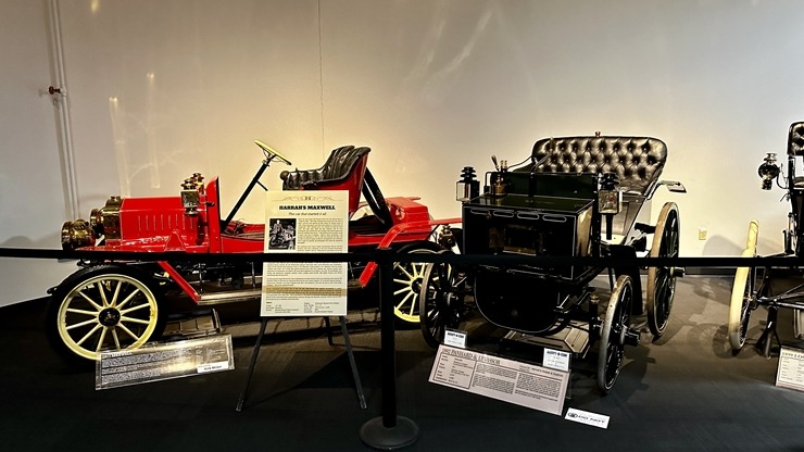 Iepazīstam ASV Nacionālais automobiļu muzeja eksponātus no Viljama F. Hara kolekcijas Nevadas štatā. Foto: Jānis Putniņš Iepazīstam ASV Nacionālais automobiļu muzeja eksponātus no Viljama F. Hara kolekcijas Nevadas štatā. Foto: Jānis Putniņš 350933