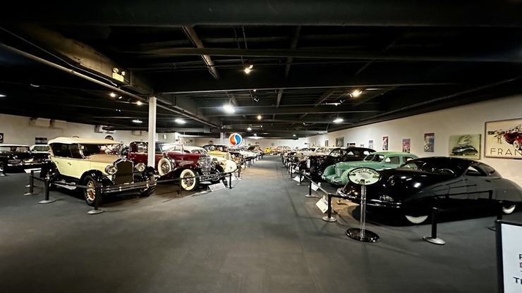 Iepazīstam ASV Nacionālais automobiļu muzeja eksponātus no Viljama F. Hara kolekcijas Nevadas štatā. Foto: Jānis Putniņš Iepazīstam ASV Nacionālais automobiļu muzeja eksponātus no Viljama F. Hara kolekcijas Nevadas štatā. Foto: Jānis Putniņš 350966