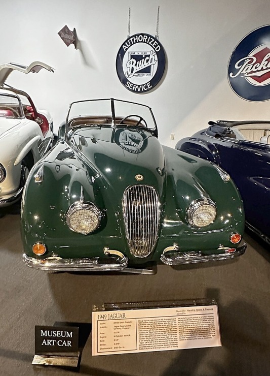 Iepazīstam ASV Nacionālais automobiļu muzeja eksponātus no Viljama F. Hara kolekcijas Nevadas štatā. Foto: Jānis Putniņš Iepazīstam ASV Nacionālais automobiļu muzeja eksponātus no Viljama F. Hara kolekcijas Nevadas štatā. Foto: Jānis Putniņš 350972
