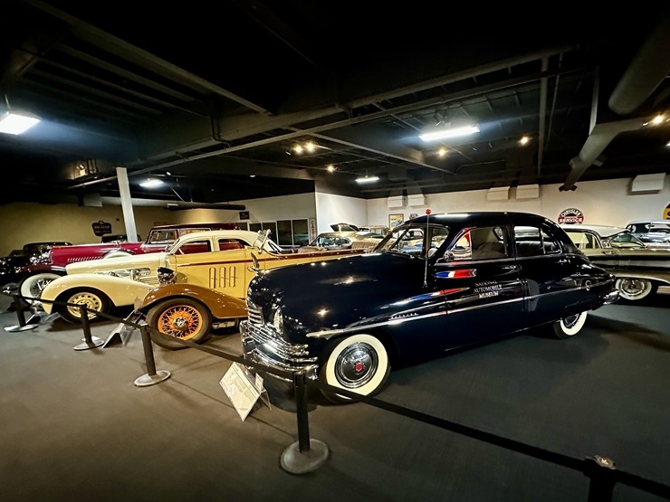 Iepazīstam ASV Nacionālais automobiļu muzeja eksponātus no Viljama F. Hara kolekcijas Nevadas štatā. Foto: Jānis Putniņš Iepazīstam ASV Nacionālais automobiļu muzeja eksponātus no Viljama F. Hara kolekcijas Nevadas štatā. Foto: Jānis Putniņš 350976