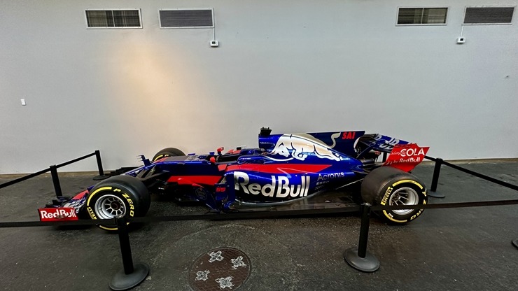 Iepazīstam ASV Nacionālais automobiļu muzeja eksponātus no Viljama F. Hara kolekcijas Nevadas štatā. Foto: Jānis Putniņš Iepazīstam ASV Nacionālais automobiļu muzeja eksponātus no Viljama F. Hara kolekcijas Nevadas štatā. Foto: Jānis Putniņš 350987