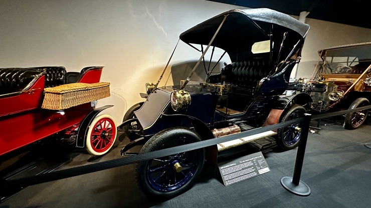 Iepazīstam ASV Nacionālais automobiļu muzeja eksponātus no Viljama F. Hara kolekcijas Nevadas štatā. Foto: Jānis Putniņš Iepazīstam ASV Nacionālais automobiļu muzeja eksponātus no Viljama F. Hara kolekcijas Nevadas štatā. Foto: Jānis Putniņš 350937