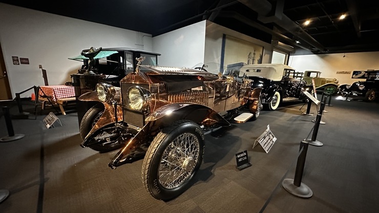 Iepazīstam ASV Nacionālais automobiļu muzeja eksponātus no Viljama F. Hara kolekcijas Nevadas štatā. Foto: Jānis Putniņš Iepazīstam ASV Nacionālais automobiļu muzeja eksponātus no Viljama F. Hara kolekcijas Nevadas štatā. Foto: Jānis Putniņš 351008