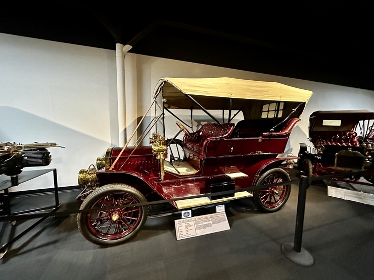 Iepazīstam ASV Nacionālais automobiļu muzeja eksponātus no Viljama F. Hara kolekcijas Nevadas štatā. Foto: Jānis Putniņš Iepazīstam ASV Nacionālais automobiļu muzeja eksponātus no Viljama F. Hara kolekcijas Nevadas štatā. Foto: Jānis Putniņš 350938