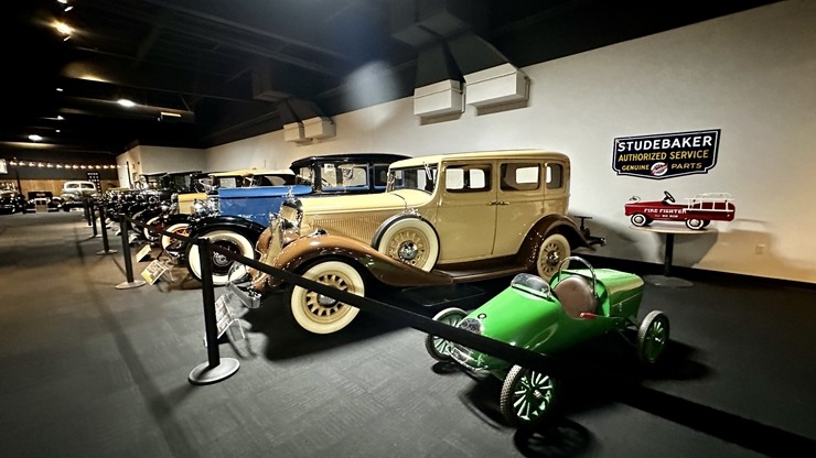 Iepazīstam ASV Nacionālais automobiļu muzeja eksponātus no Viljama F. Hara kolekcijas Nevadas štatā. Foto: Jānis Putniņš Iepazīstam ASV Nacionālais automobiļu muzeja eksponātus no Viljama F. Hara kolekcijas Nevadas štatā. Foto: Jānis Putniņš 351010
