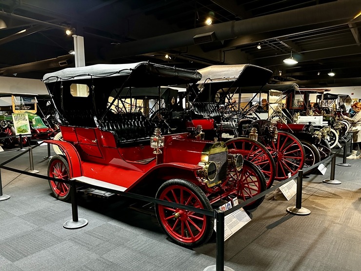 Iepazīstam ASV Nacionālais automobiļu muzeja eksponātus no Viljama F. Hara kolekcijas Nevadas štatā. Foto: Jānis Putniņš Iepazīstam ASV Nacionālais automobiļu muzeja eksponātus no Viljama F. Hara kolekcijas Nevadas štatā. Foto: Jānis Putniņš 350939
