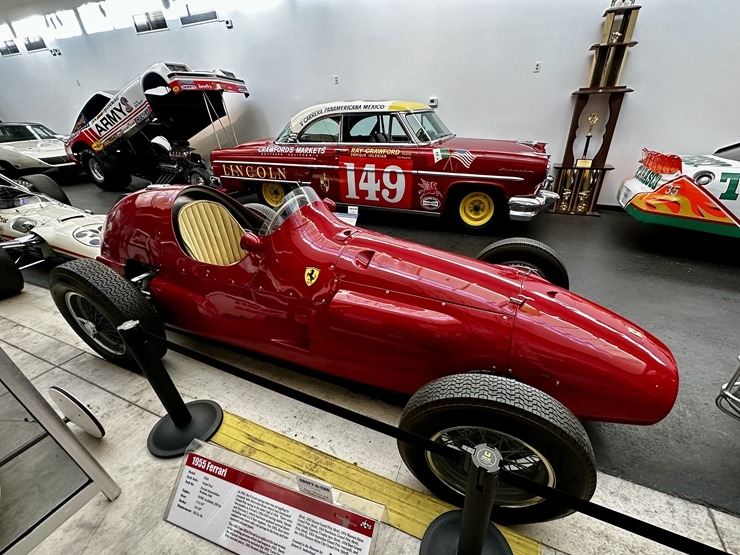 Iepazīstam ASV Nacionālais automobiļu muzeja eksponātus no Viljama F. Hara kolekcijas Nevadas štatā. Foto: Jānis Putniņš Iepazīstam ASV Nacionālais automobiļu muzeja eksponātus no Viljama F. Hara kolekcijas Nevadas štatā. Foto: Jānis Putniņš 351020