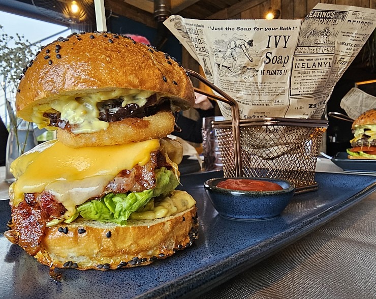 Travelnews.lv pēc 20 km pārgājiena dodas ieturēt maltīti Ozolnieku restorānā «Masti Grill&Chill» Travelnews.lv pēc 20 km pārgājiena dodas ieturēt maltīti Ozolnieku restorānā «Masti Grill&Chill» 351143