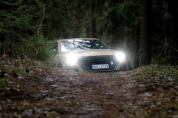 Travelnews.lv apceļo Latviju ar 340 zirgspēku jaudīgo «Audi Q8» 351218