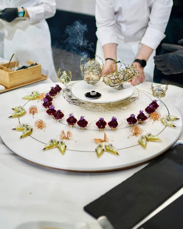 Latvijas pavāru komanda izcīnīja 12. vietu starp labākajām Eiropas un Pasaules komandām Tronheimā Norvēģijā. Foto: Latvijas Pavāru klubs un Bocuse d’O Latvijas pavāru komanda izcīnīja 12. vietu starp labākajām Eiropas un Pasaules komandām Tronheimā Norvēģijā. Foto: Latvijas Pavāru klubs un Bocuse d’O 351315