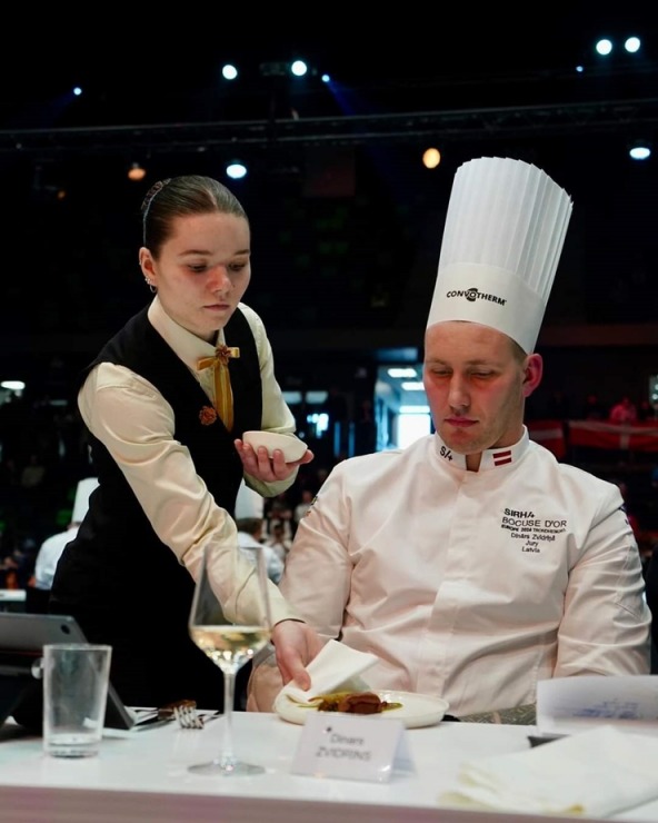 Latvijas pavāru komanda izcīnīja 12. vietu starp labākajām Eiropas un Pasaules komandām Tronheimā Norvēģijā. Foto: Latvijas Pavāru klubs un Bocuse d’O Latvijas pavāru komanda izcīnīja 12. vietu starp labākajām Eiropas un Pasaules komandām Tronheimā Norvēģijā. Foto: Latvijas Pavāru klubs un Bocuse d’O 351316