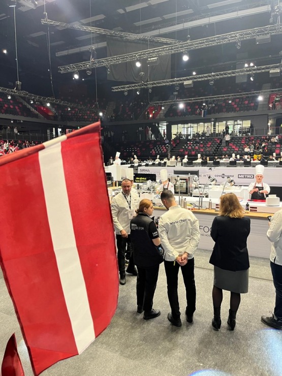 Latvijas pavāru komanda izcīnīja 12. vietu starp labākajām Eiropas un Pasaules komandām Tronheimā Norvēģijā. Foto: Latvijas Pavāru klubs un Bocuse d’O Latvijas pavāru komanda izcīnīja 12. vietu starp labākajām Eiropas un Pasaules komandām Tronheimā Norvēģijā. Foto: Latvijas Pavāru klubs un Bocuse d’O 351319