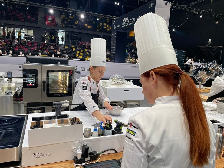 Latvijas pavāru komanda izcīnīja 12. vietu starp labākajām Eiropas un Pasaules komandām Tronheimā Norvēģijā. Foto: Latvijas Pavāru klubs un Bocuse d’O Latvijas pavāru komanda izcīnīja 12. vietu starp labākajām Eiropas un Pasaules komandām Tronheimā Norvēģijā. Foto: Latvijas Pavāru klubs un Bocuse d’O 351320