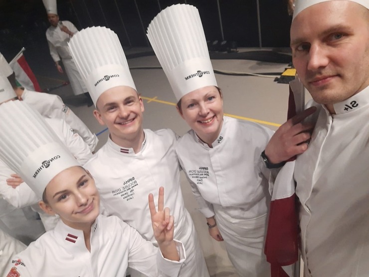 Latvijas pavāru komanda izcīnīja 12. vietu starp labākajām Eiropas un Pasaules komandām Tronheimā Norvēģijā. Foto: Latvijas Pavāru klubs un Bocuse d’O Latvijas pavāru komanda izcīnīja 12. vietu starp labākajām Eiropas un Pasaules komandām Tronheimā Norvēģijā. Foto: Latvijas Pavāru klubs un Bocuse d’O 351321