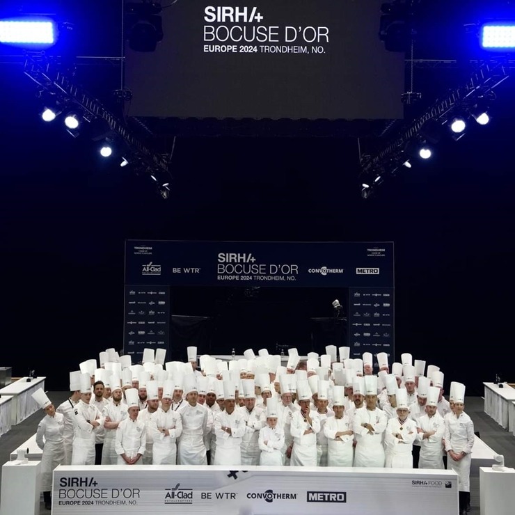 Latvijas pavāru komanda izcīnīja 12. vietu starp labākajām Eiropas un Pasaules komandām Tronheimā Norvēģijā. Foto: Latvijas Pavāru klubs un Bocuse d’O Latvijas pavāru komanda izcīnīja 12. vietu starp labākajām Eiropas un Pasaules komandām Tronheimā Norvēģijā. Foto: Latvijas Pavāru klubs un Bocuse d’O 351325