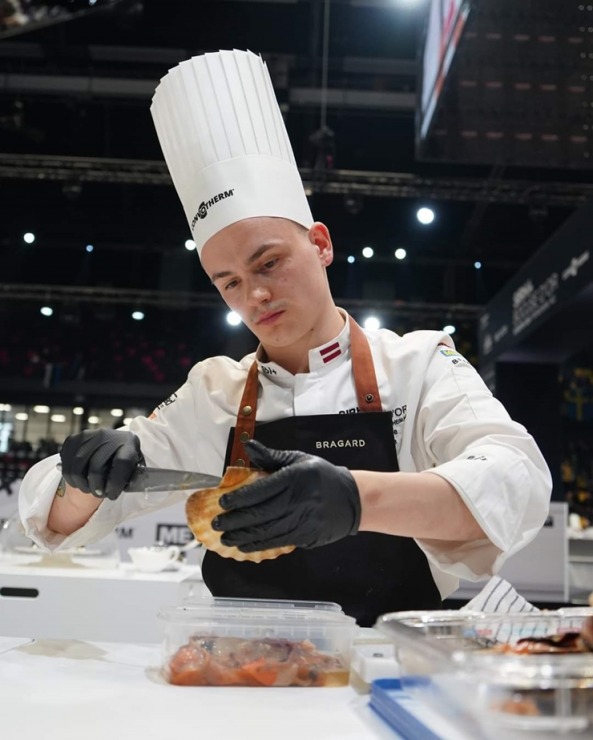 Latvijas pavāru komanda izcīnīja 12. vietu starp labākajām Eiropas un Pasaules komandām Tronheimā Norvēģijā. Foto: Latvijas Pavāru klubs un Bocuse d’O Latvijas pavāru komanda izcīnīja 12. vietu starp labākajām Eiropas un Pasaules komandām Tronheimā Norvēģijā. Foto: Latvijas Pavāru klubs un Bocuse d’O 351311