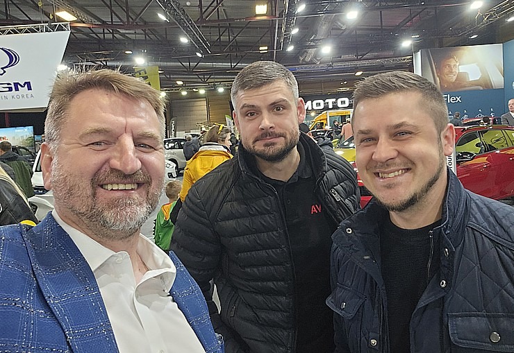 Ķīpsalā pulcējas auto fani uz starptautisko autoindustrijas izstādi «Auto 2024» 352545