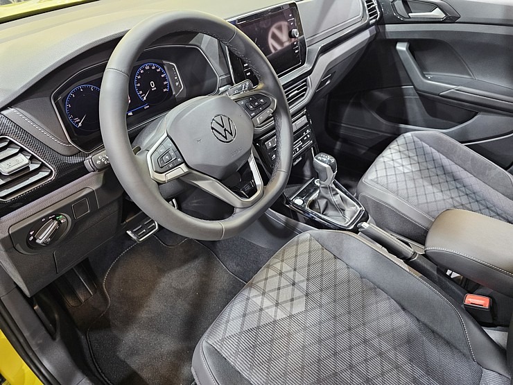 Ķīpsalā pulcējas auto fani uz starptautisko autoindustrijas izstādi «Auto 2024» 352551
