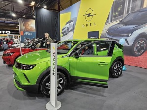 Ķīpsalā pulcējas auto fani uz starptautisko autoindustrijas izstādi «Auto 2024» 6