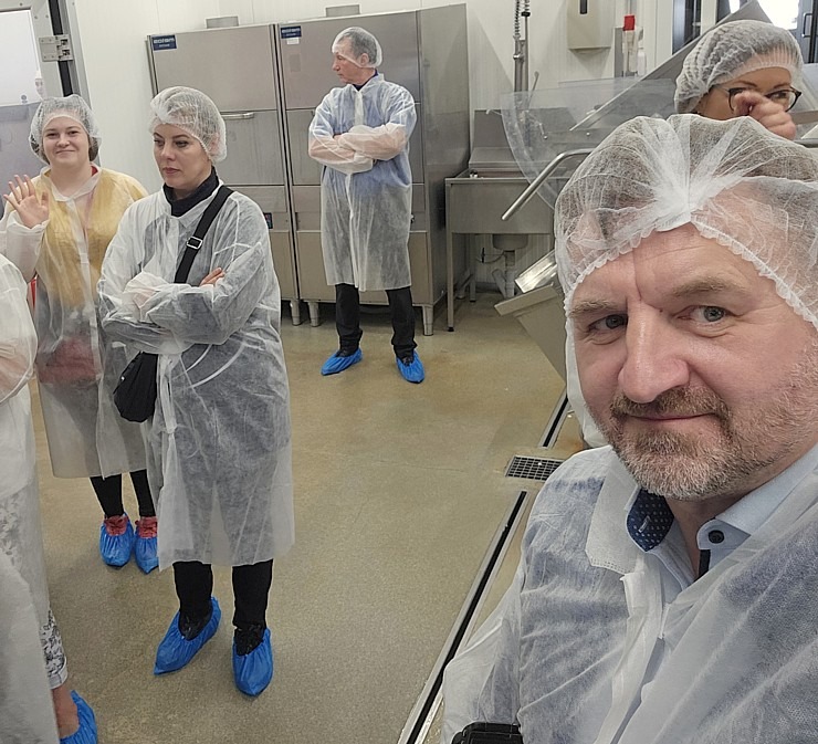 Travelnews.lv sadarbībā ar ALTA apmeklē Igaunijas-Latvijas pierobežā «Nopri» sētas pienotavu 352916