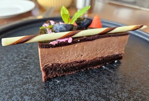 Vecrīgas «Grand Hotel Kempinski Riga» restorāns «Stage 22» piedāvā jaunu pavasara garšu pasauli - Chocholate mousse / Šokolādes muss 16