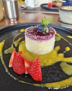 Vecrīgas «Grand Hotel Kempinski Riga» restorāns «Stage 22» piedāvā jaunu pavasara garšu pasauli - White chocolate cheesecake/ Baltās šokolādes siera k 18