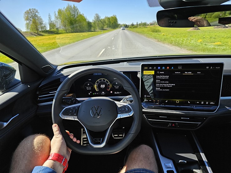 Travelnews.lv sadarbībā ar «Gada Auto» veic dienas testu ar 13 dažādiem spēkratiem 353585