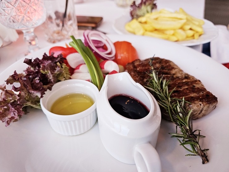 Travelnews.lv vakariņo Pārdaugavas viesnīcas «Riga Islande Hotel» 9. stāva restorānā 353817