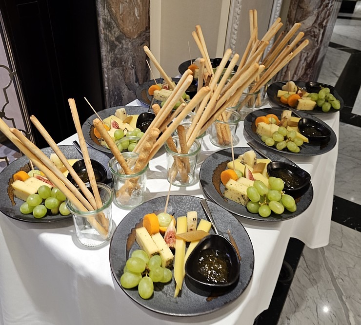 Vecrīgas 5 zvaigžņu viesnīcā «Grand Hotel Kempinski Riga» siera un viskija degustācijā iepazīstam «Maison Benjamin Kuentz» no Francijas. Vecrīgas 5 zvaigžņu viesnīcā «Grand Hotel Kempinski Riga» siera un viskija degustācijā iepazīstam «Maison Benjamin Kuentz» no Francijas. 353907