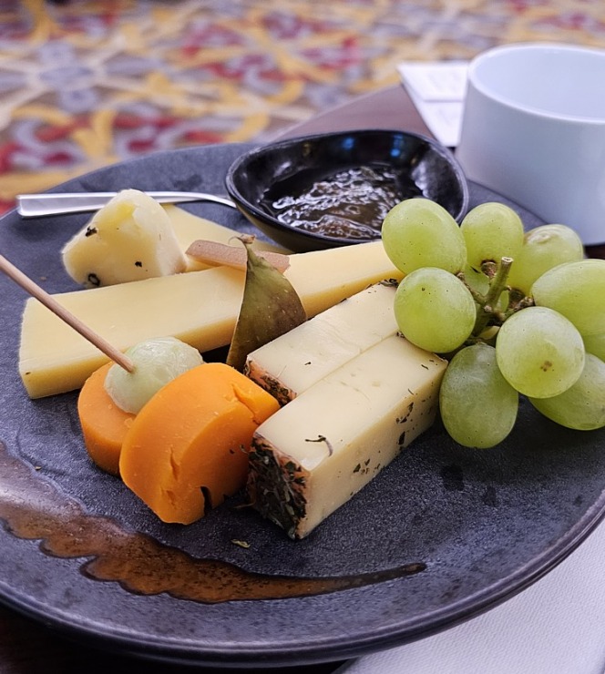 Vecrīgas 5 zvaigžņu viesnīcā «Grand Hotel Kempinski Riga» siera un viskija degustācijā iepazīstam «Maison Benjamin Kuentz» no Francijas. Vecrīgas 5 zvaigžņu viesnīcā «Grand Hotel Kempinski Riga» siera un viskija degustācijā iepazīstam «Maison Benjamin Kuentz» no Francijas. 353908