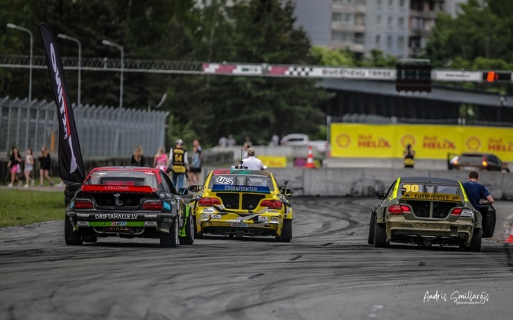 Latvijas drifta sezona šogad tika atklāta ar divu dienu sacensībām Biķerniekos. Foto: Elīne Berķe Bluša Latvijas drifta sezona šogad tika atklāta ar divu dienu sacensībām Biķerniekos. Foto: Elīne Berķe Bluša 354224