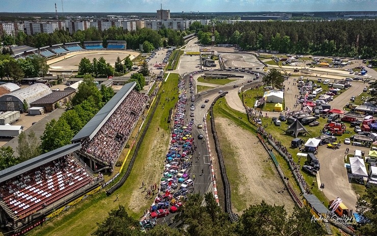 Latvijas drifta sezona šogad tika atklāta ar divu dienu sacensībām Biķerniekos. Foto: Elīne Berķe Bluša Latvijas drifta sezona šogad tika atklāta ar divu dienu sacensībām Biķerniekos. Foto: Elīne Berķe Bluša 354215
