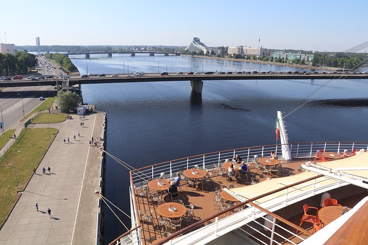Travelnews.lv iepazīst Rīgas ostā ienākošo 251 metru garo kruīza kuģi «AIDAdiva» ar vācu tūristiem Travelnews.lv iepazīst Rīgas ostā ienākošo 251 metru garo kruīza kuģi «AIDAdiva» ar vācu tūristiem 354540