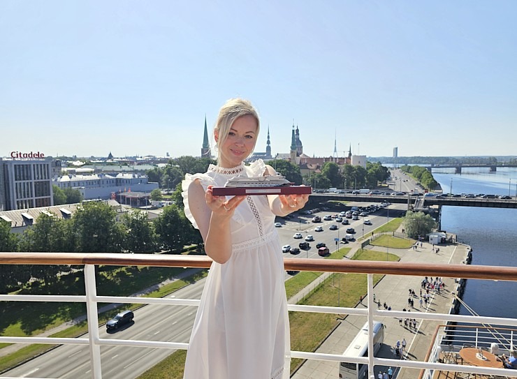 Travelnews.lv iepazīst Rīgas ostā ienākošo 251 metru garo kruīza kuģi «AIDAdiva» ar vācu tūristiem Travelnews.lv iepazīst Rīgas ostā ienākošo 251 metru garo kruīza kuģi «AIDAdiva» ar vācu tūristiem 354542